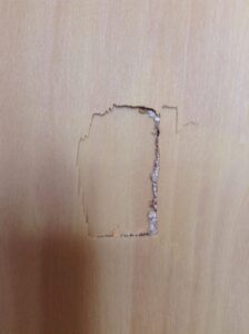 扉に穴