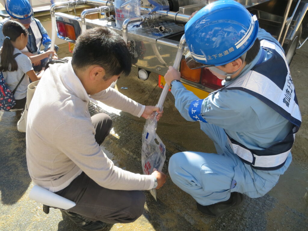 応急給水者より水もらう