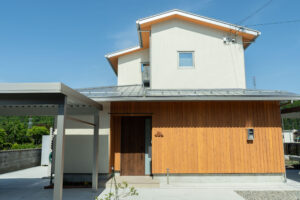 外壁、屋根ガルバニウム鋼板、一部杉板張り