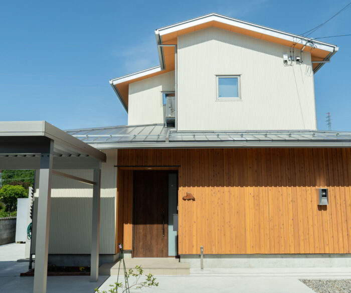 外壁、屋根ガルバニウム鋼板、一部杉板張り