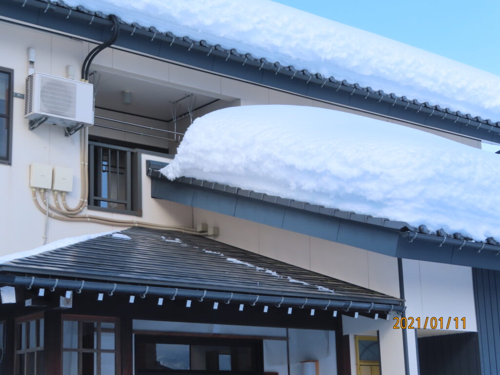 2021.1.11の積雪量、屋根に80㎝くらいの積雪