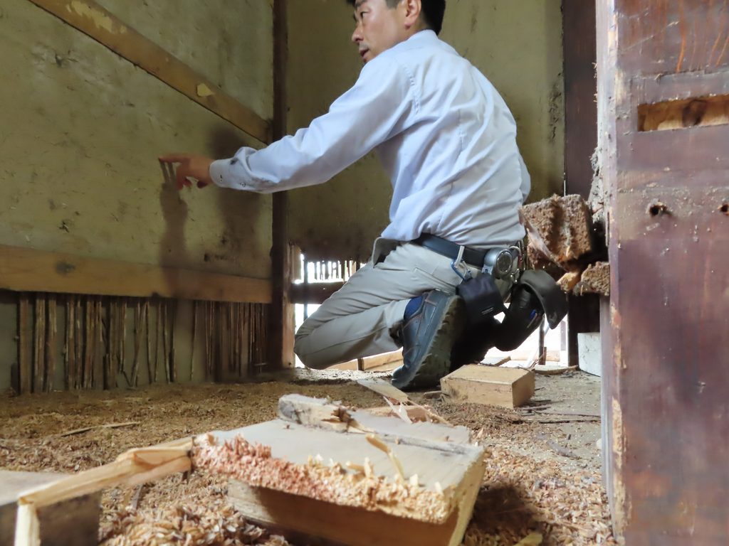 既存住宅を調査している小椋孝一