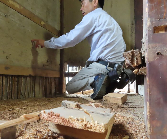 既存住宅を調査している小椋孝一